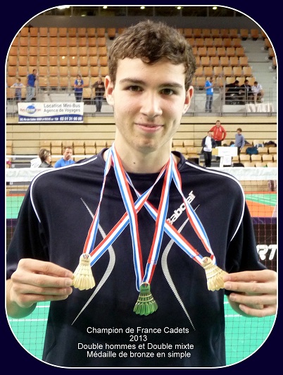 Un joueur de badminton avec 3 médailles autour du coup